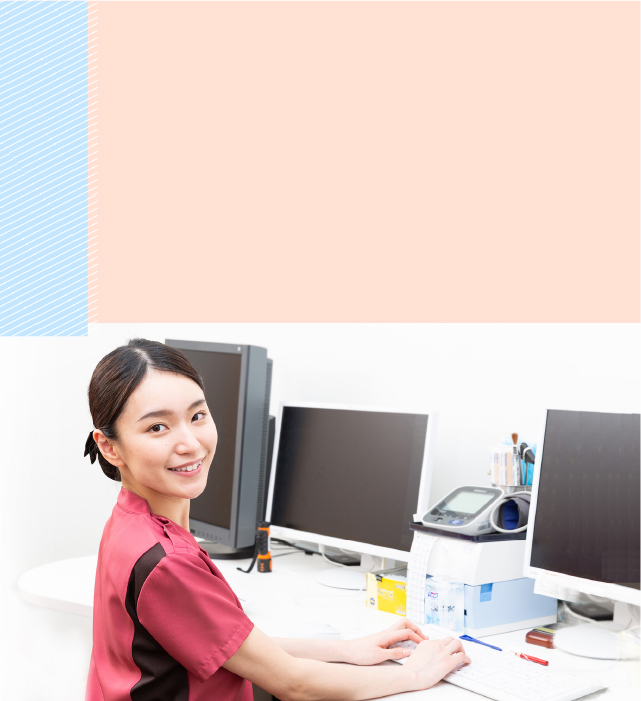 医療事務スタッフがパソコンで作業する様子｜日本データー医療事務求人サイトのメインビジュアル背景画像